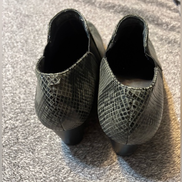 Vionic Tanton python snake print wedge ankle bootie in grey and black. - Picture 4 of 9